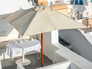 Jakie są różne style parasoli ogrodowych oraz jak je zamontować i konserwować