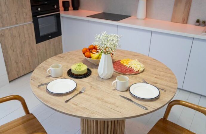 Jak wybrać stół do małej jadalni, by zachować płynny ciąg komunikacyjny?